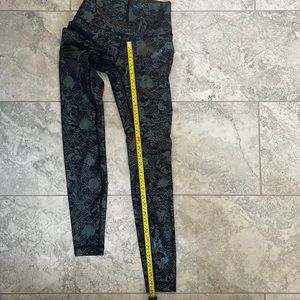 Wunder Under HR Tight 30” Floral 
Used-like new size 4